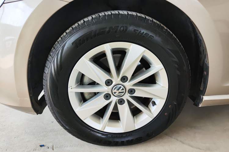 Used Volkswagen Golf 2016 1.6L Automatic Fashion Model Left Front Wheel Hub