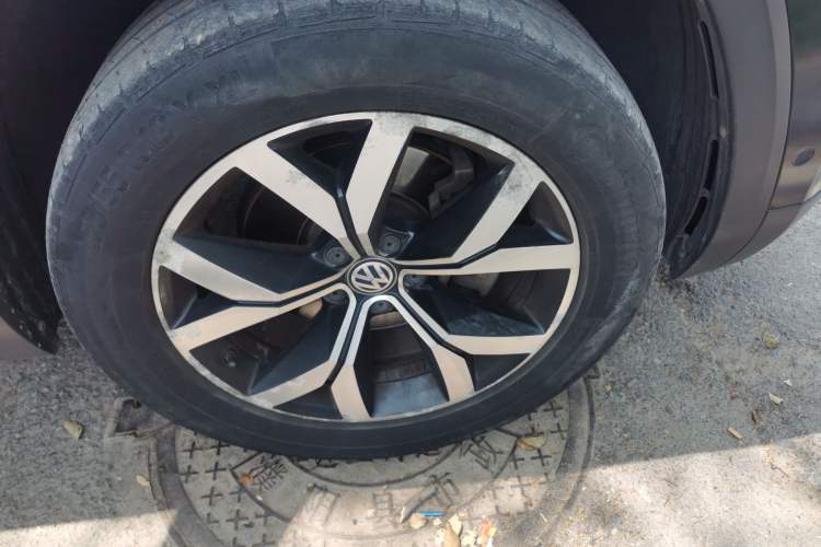 Used Volkswagen Teramont 2017 330TSI Two-Wheel-Drive Luxury Edition Right Front Wheel Hub