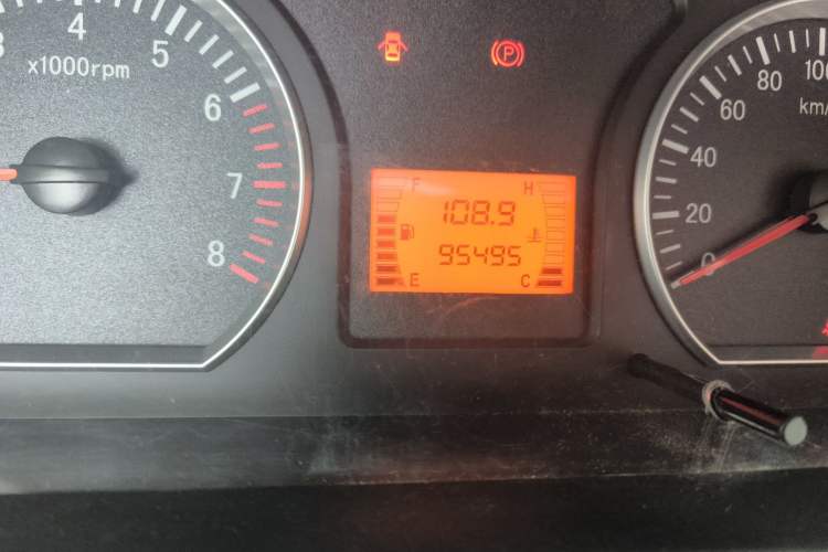 Used FORTHING Lingzhi 2014 V3 1.5L 7-Seater Standard Model II Odometer Close Up