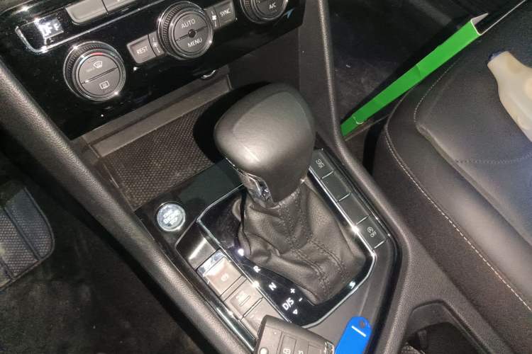 Used Volkswagen Tiguan L 2019 Revised Version 280TSI Automatic Two-Wheel Drive Panoramic Comfort Edition China VI Standard