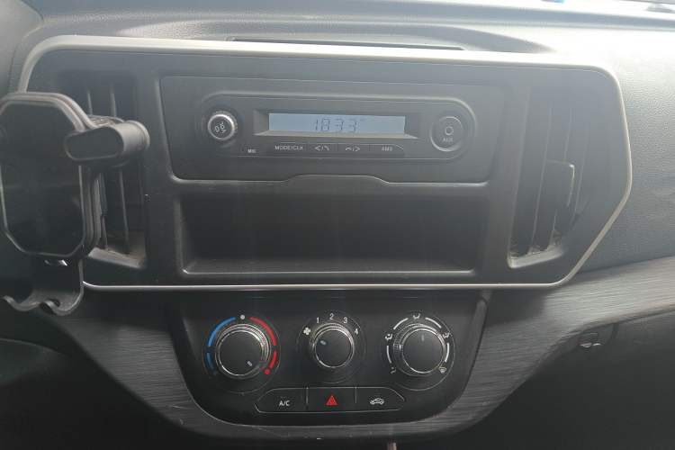 Used CHANGAN KAICHENG Ruixing EM60 2024 Comfort Model 6 Seats 41.86 kWh Liftback Doors Audio And AC Panel