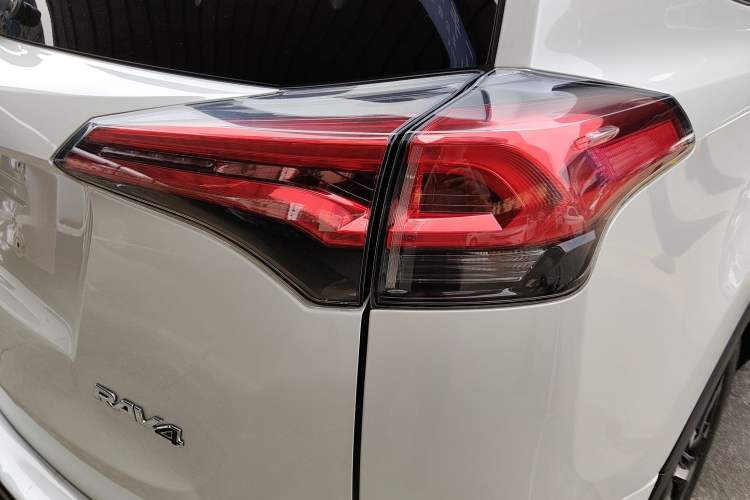 Used Toyota RAV4 2016 2.0L CVT Two-Wheel Drive Fashion Edition China V Standard Right Rear Taillight