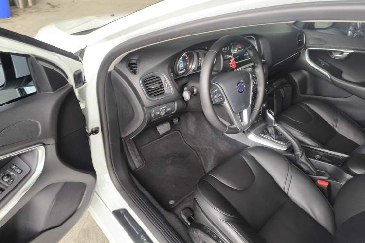 Used Volvo V40 2016 T3 Zhiyi Edition