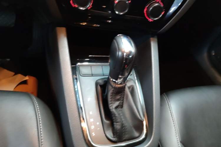 Used Volkswagen Sagitar 2015 1.6L Automatic Comfort Model Gear Lever