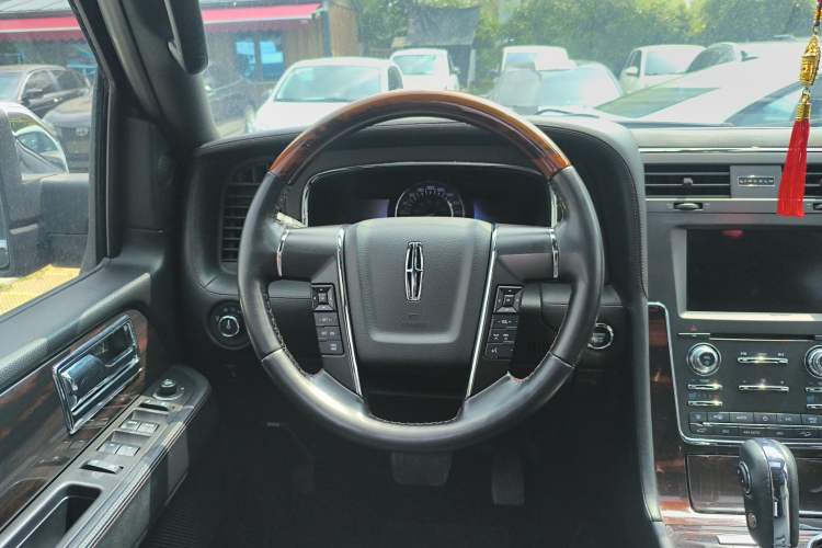 Used Lincoln Navigator 2016 3.5T AWD Steering Wheel