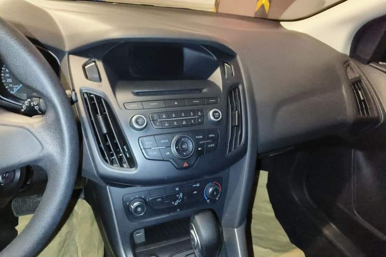Used Ford Focus 2015 Hatchback 1.6L Automatic Comfort Model Audio And AC Panel