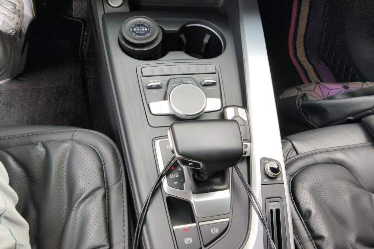 Used Audi A4L 2019 40 TFSI Fashion Edition China VI Emission Standard Gear Lever