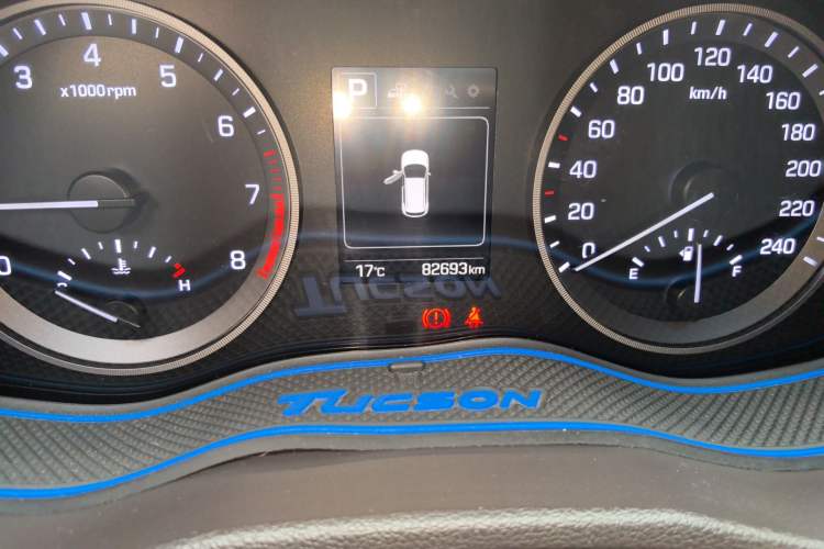 Used Hyundai Tucson 2015 1.6T Dual-Clutch Two-Wheel-Drive Smart Model Odometer Close Up