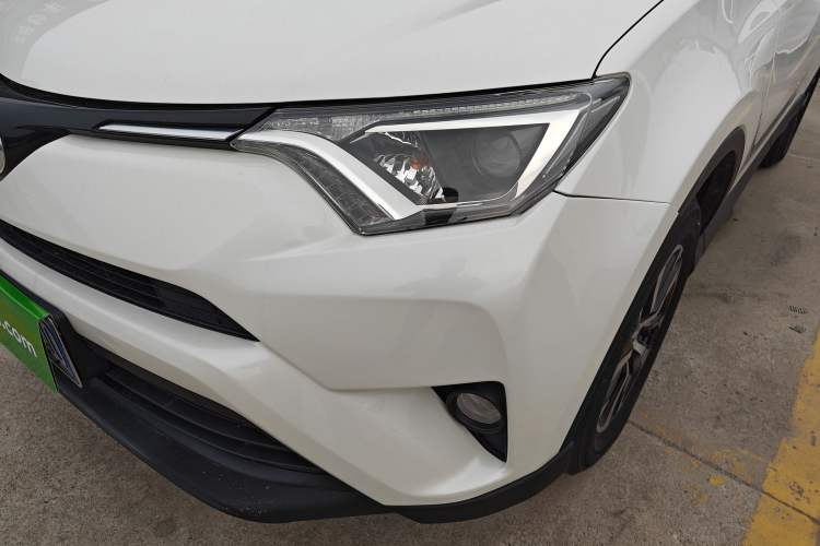 Used Toyota RAV4 2016 2.0L CVT Two-Wheel Drive Fashion Edition China V Standard
