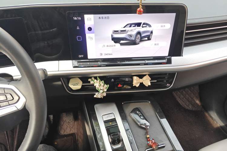 Used Volkswagen Tavendor 2024 330TSI Luxury Touring - All-Inclusive Edition Audio And AC Panel