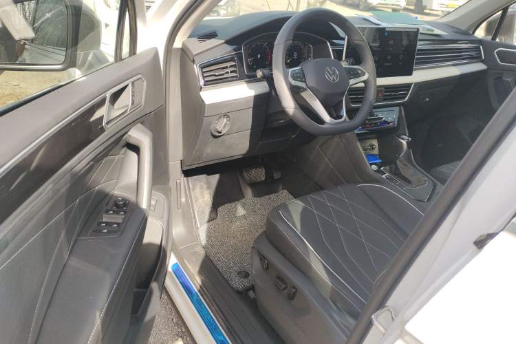 Used Volkswagen Tiguan L 2024 Outstanding Model 300TSI Automatic Two-Wheel Drive Longteng Edition