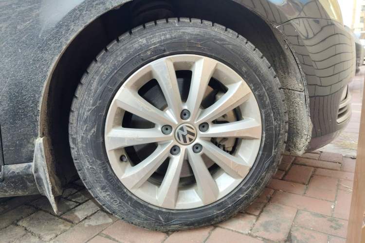 Used Volkswagen Magotan 2012 Revised Version 1.8TSI Leading Edition Right Front Wheel Hub