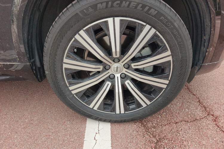 Used Volvo XC90 2023 B5 SmartDrive Luxury Edition 5 Seats Right Front Wheel Hub