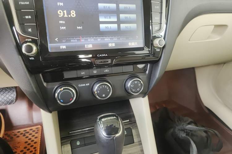 Used Skoda Octavia 2017 1.6L Automatic Smart Drive Edition Audio And AC Panel