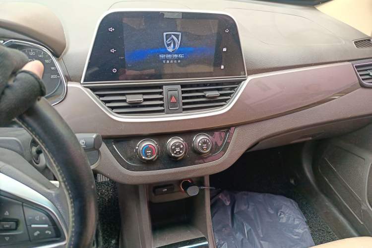 Used Baojun 310W 2017 1.5L Manual Fashion Model China V Audio And AC Panel