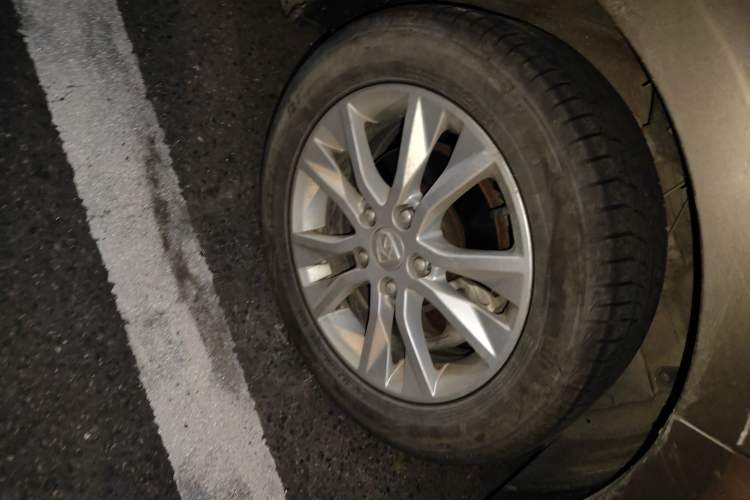 Used Baojun 730 2016 1.5L Manual Comfort Version 7 Seats China V Emission Standard Right Front Wheel Hub