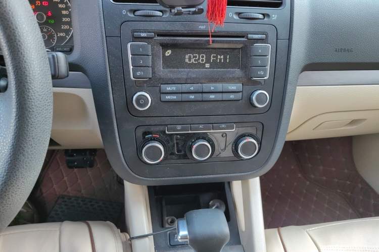 Used Volkswagen Sagitar 2011 1.6L Automatic Comfort Edition Audio And AC Panel