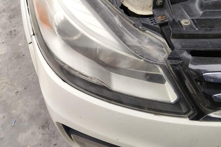 Used JMC Yusheng S350 2013 2.4T Automatic 2WD Diesel Luxury Edition 5 Seats Right Front Headlight