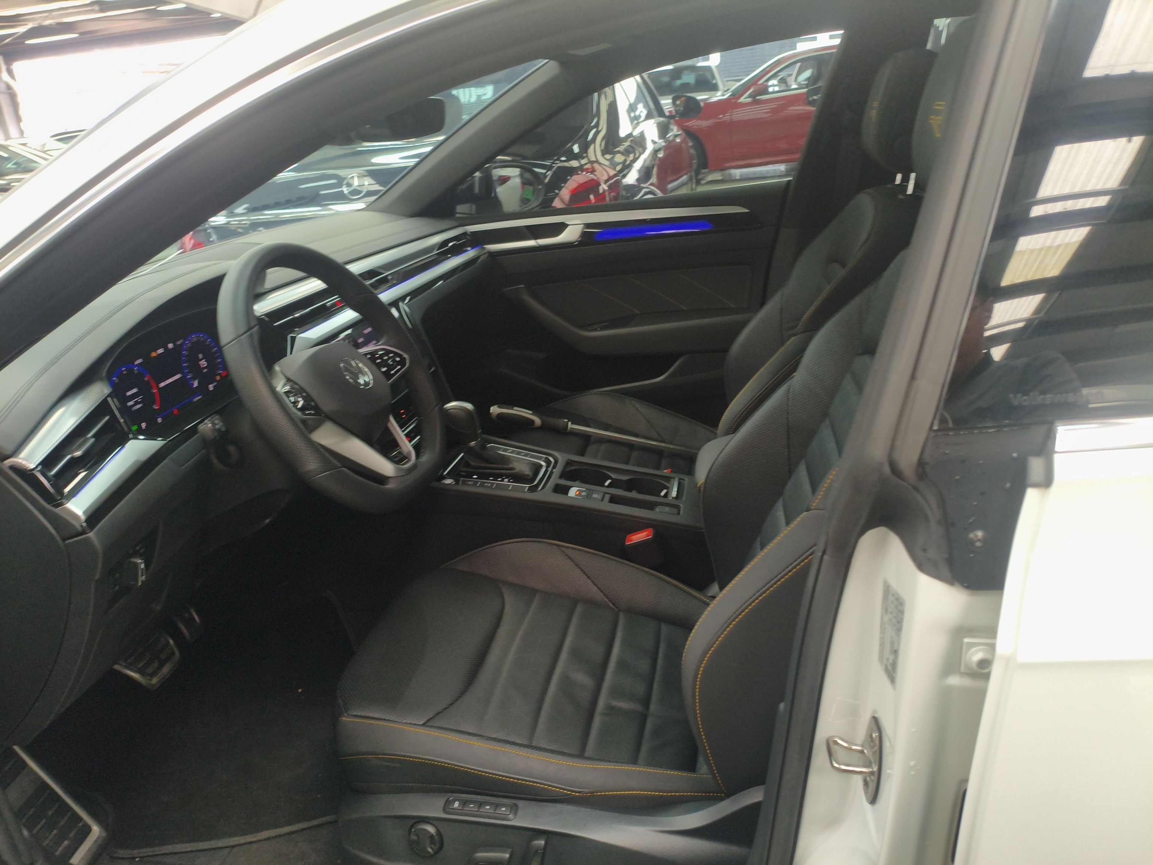 المقاعد الأمامية داخل السيارة