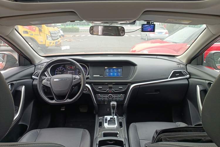 Used Venucia T90 2017 2.0L CVT Smart Edition Center Console