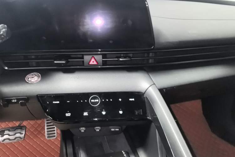 Used Hyundai Elantra 2021 240TGDi DCT LUX Prestige Edition Audio And AC Panel