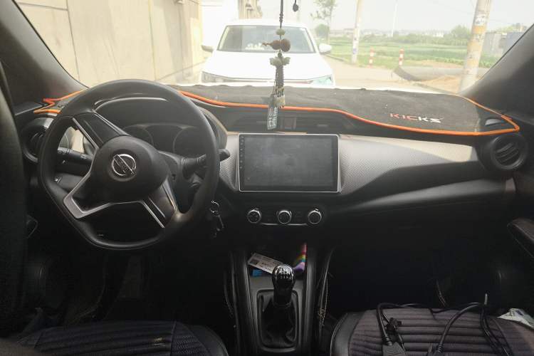 Used Nissan Kicks 2020 1.5L XE Manual Cool Edition Center Console