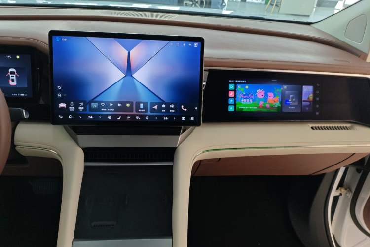 Used BYD Xia 2025 DM-i 1.5T 180km Excellence Model Audio And AC Panel