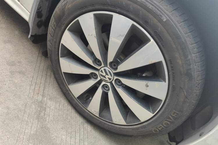 Used Volkswagen Sagitar 2017 230TSI Automatic Comfort Version Right Front Wheel Hub