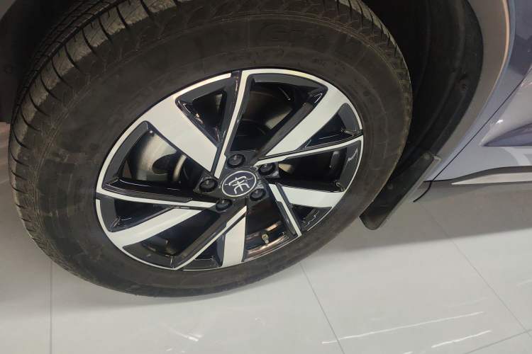 Used BYD Song Pro New Energy 2023 Champion Edition DM-i 110KM Beyond Model Left Front Wheel Hub