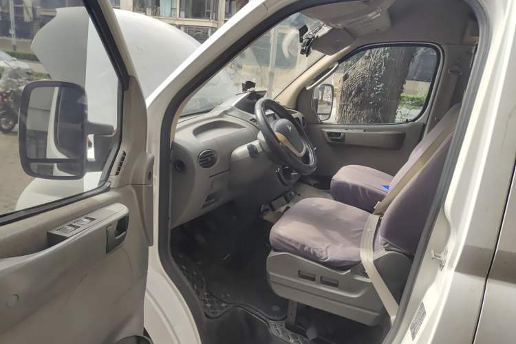 Used SAIC MAXUS Xintu V80 2014 2.5T Aotuntong Short Wheelbase Mid-Roof Model