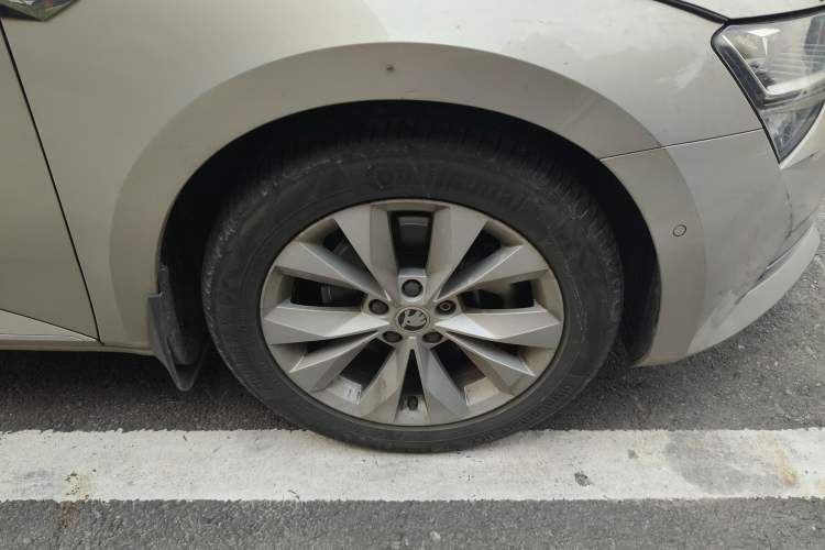 Used Skoda Superb 2019 TSI280 DSG Comfort Edition Right Front Wheel Hub