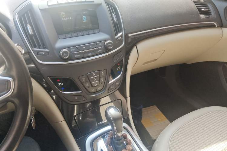 Used Buick Regal 2014 2.0L Leading Fashion Edition Audio And AC Panel