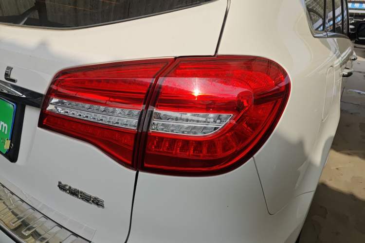 Used Haval H8 2015 2.0T Two-Wheel-Drive Luxury Version Right Rear Taillight