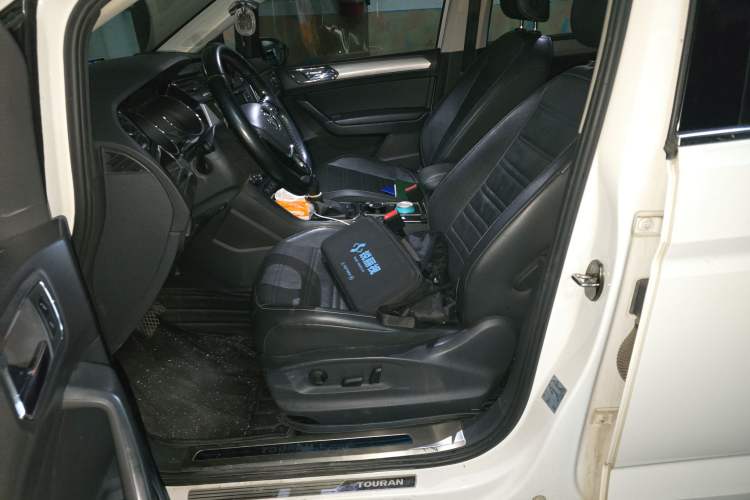 Used Volkswagen Touran 2018 Volkswagen Touran L 280TSI DSG Comfort Edition 7-seater Left Front Seat