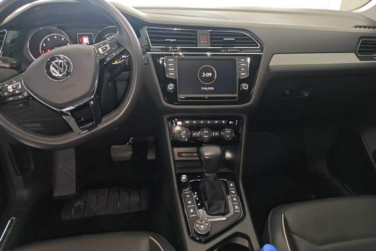 Used Volkswagen Tiguan L 2017 380TSI Automatic All-Wheel Drive Supreme Flagship Edition Audio And AC Panel