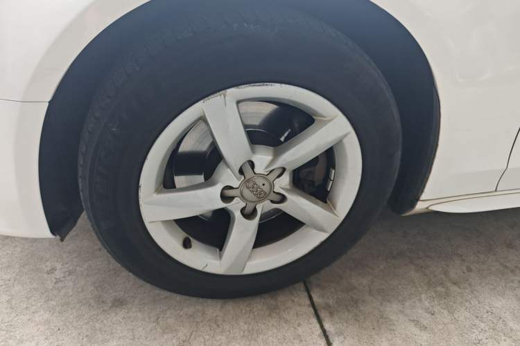 Used Audi A4L 2013 35 TFSI Automatic Standard Model Left Front Wheel Hub