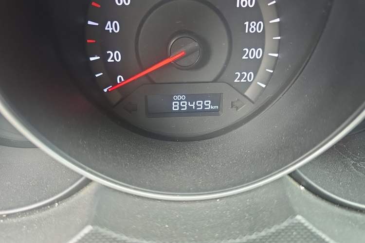 Used Kia Forte 2014 1.6L MT GL Odometer Close Up