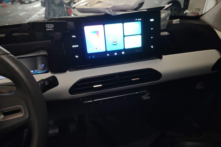 Used Geely Galaxy Panda 2024 Panda Mini 200km Longteng PRO Edition Audio And AC Panel