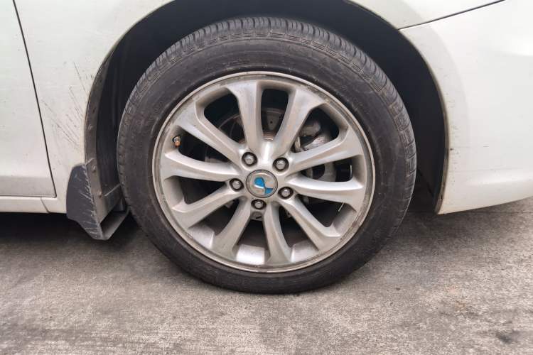 Used BYD Sirui 2013 1.5TID Automatic Prestige Model Right Front Wheel Hub