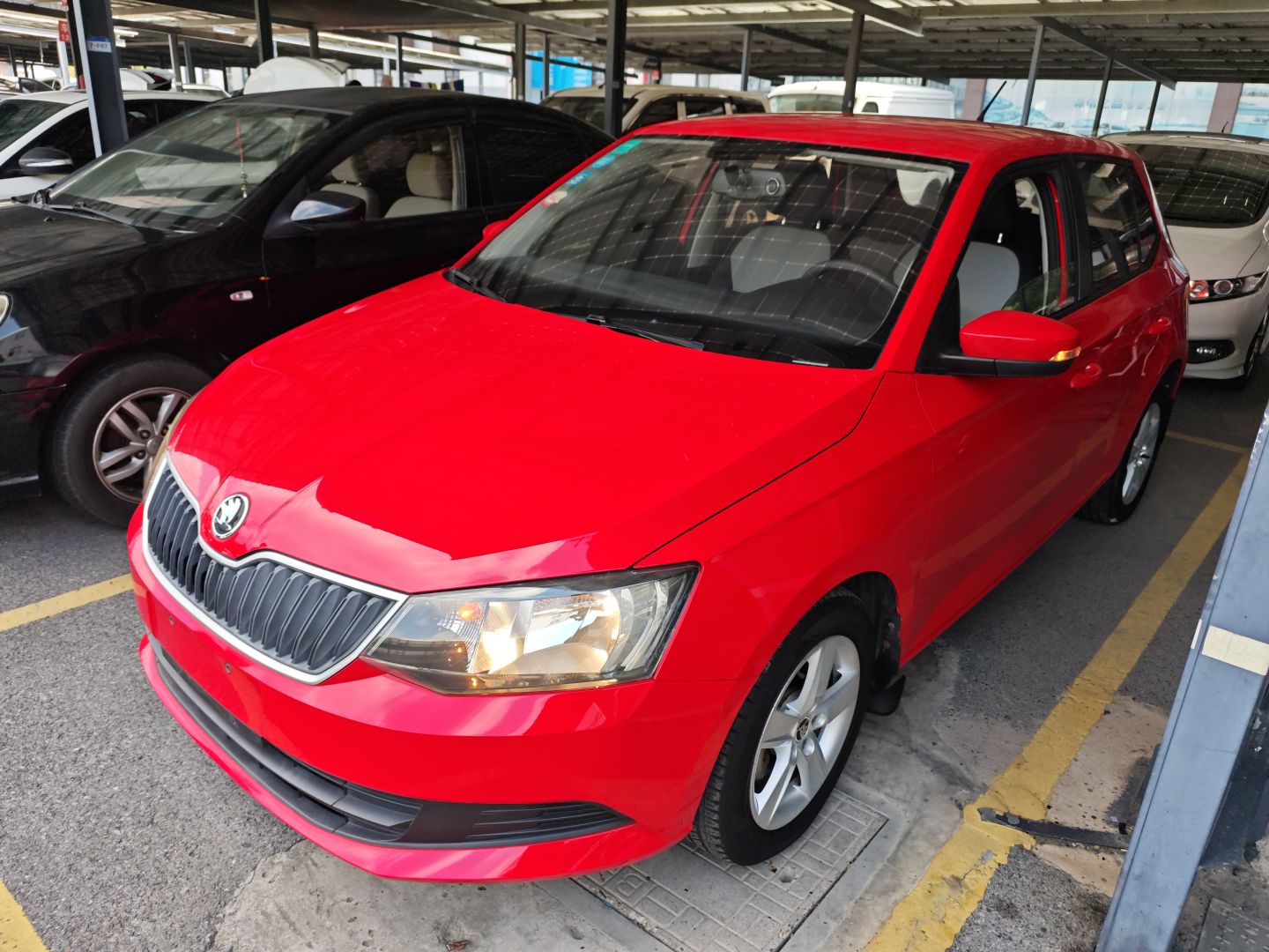 تحت مقدمة السيارة