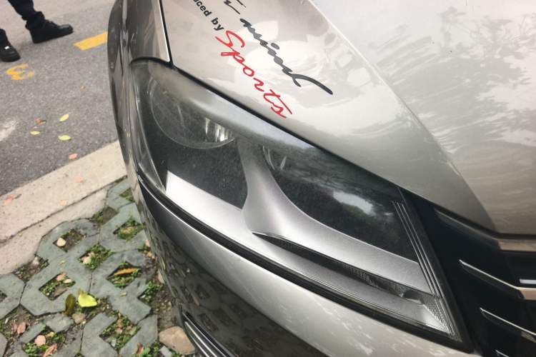 Used Volkswagen Magotan 2012 Travel Edition 2.0 TSI Comfort Version Right Front Headlight