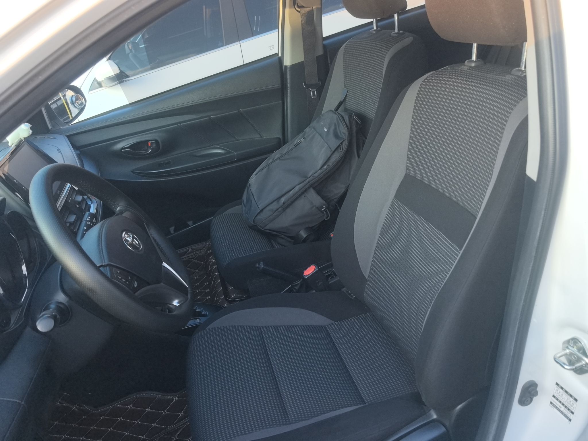 المقاعد الأمامية داخل السيارة