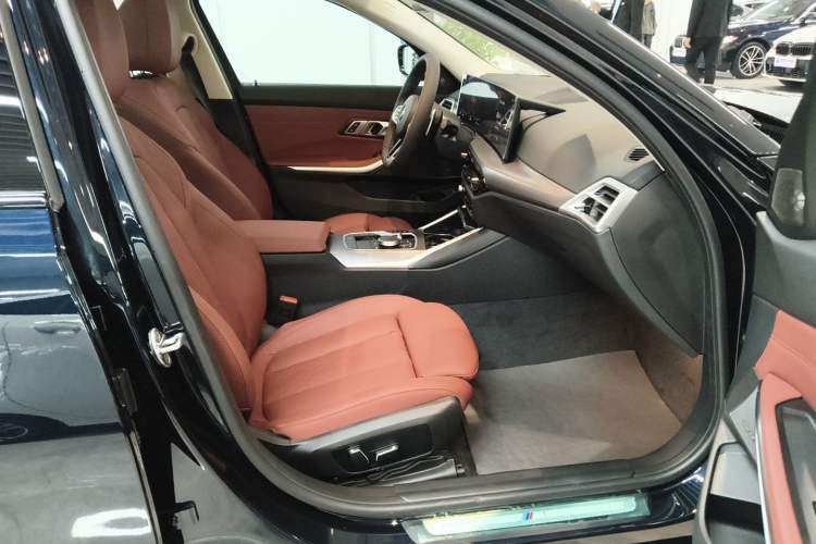 Used BMW 3 Series 2025 330Li M Sport Shadowline Package Right Front Seat