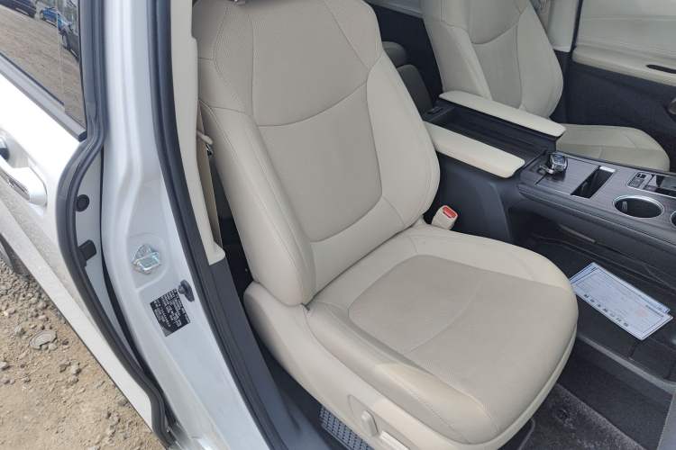 Used Toyota SIENNA 2021 2.5L Hybrid Ultimate Edition Right Front Seat