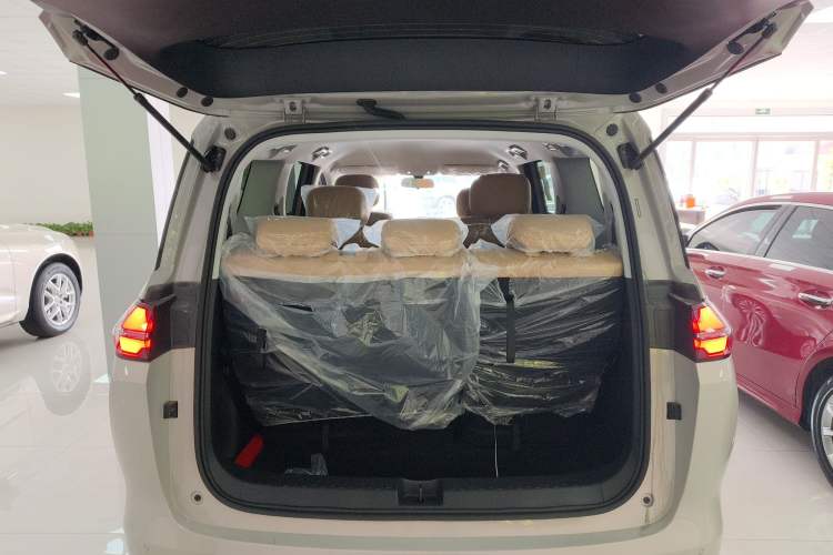 Used Wuling Starlight 730 2025 Model Plug-in Hybrid 125km Luxury Edition
