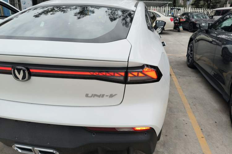 Used Changan UNI-V iDD 2024 Blue Whale Smart Electric iDD 136km ZhiKu Model