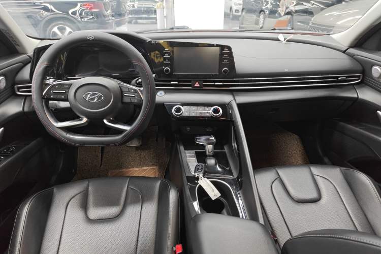 Used Hyundai Elantra 2021 1.5L CVT GLX Elite Edition Center Console