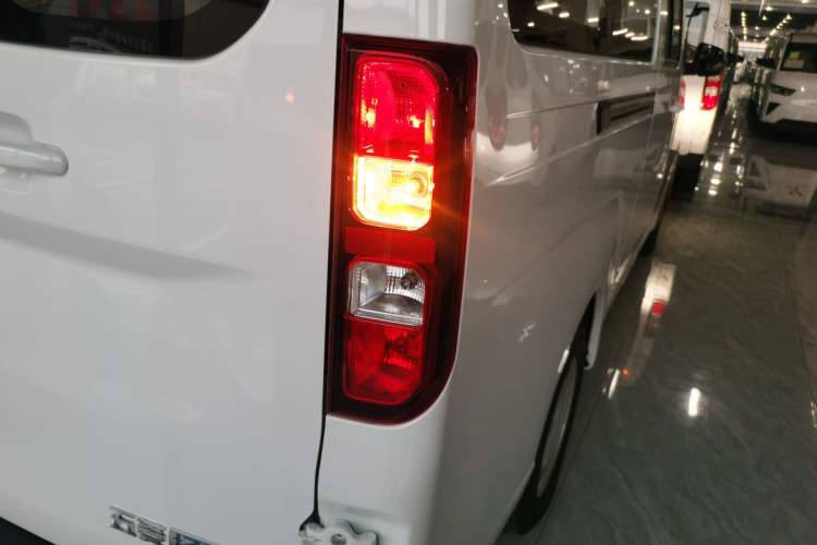 Used Wuling Yangguang 2025 Model 310KM Bus Edition—Customized by CATL