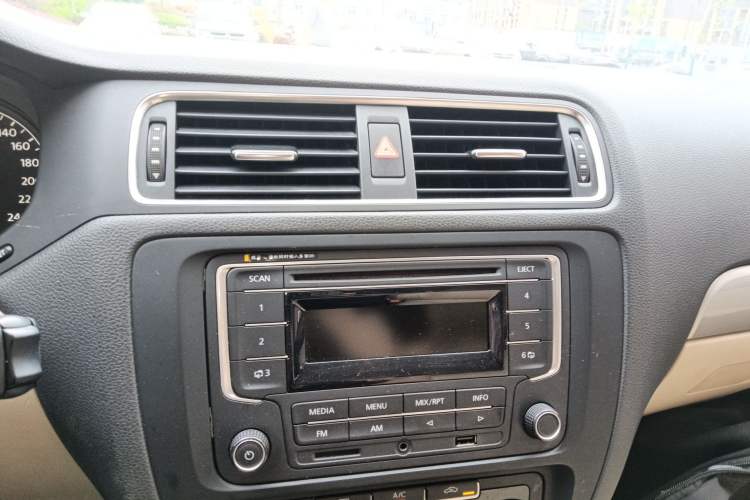 Used Volkswagen Sagitar 2014 Revised Version 1.6L Automatic Comfort Edition Audio And AC Panel