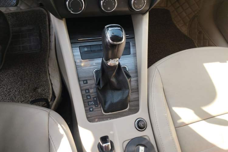 Used Skoda Octavia 2015 1.6L Automatic Yijun Edition Gear Lever